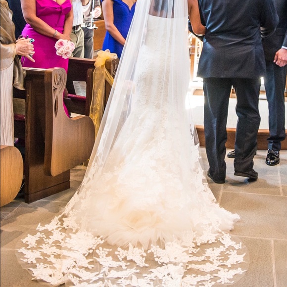 Vera Wang Wedding Dress - Picture 6 of 8